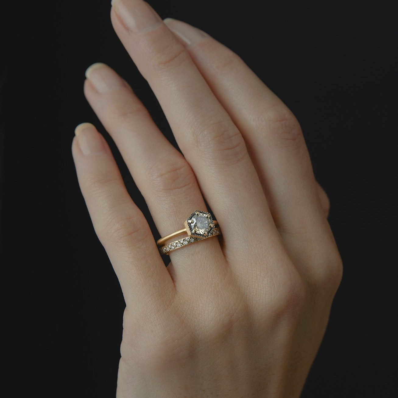 2.2mm Diagonal Antiqued Diamond Band